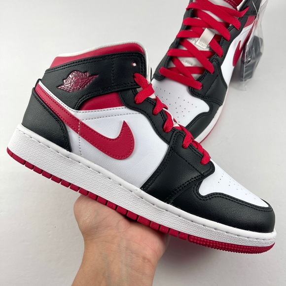 Jordan Shoes - Nike Air Jordan 1 Mid